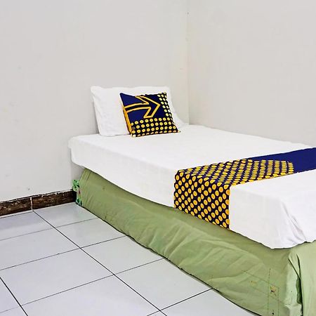 Oyo Life 91896 Kost Bu Dewi Syariah Hotel ปาซูรูอัน ภายนอก รูปภาพ