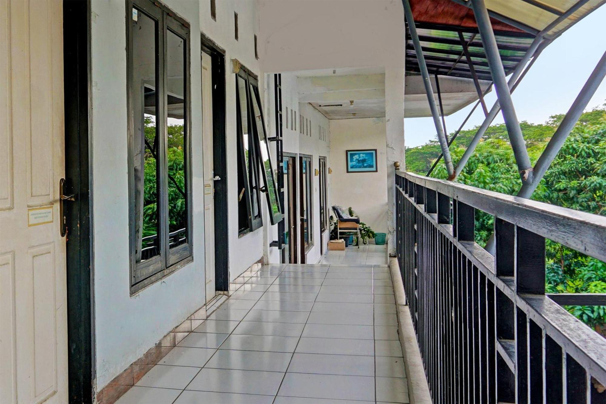 Oyo Life 91896 Kost Bu Dewi Syariah Hotel ปาซูรูอัน ภายนอก รูปภาพ