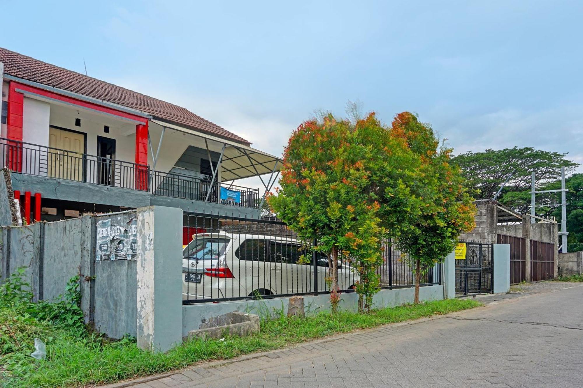 Oyo Life 91896 Kost Bu Dewi Syariah Hotel ปาซูรูอัน ภายนอก รูปภาพ
