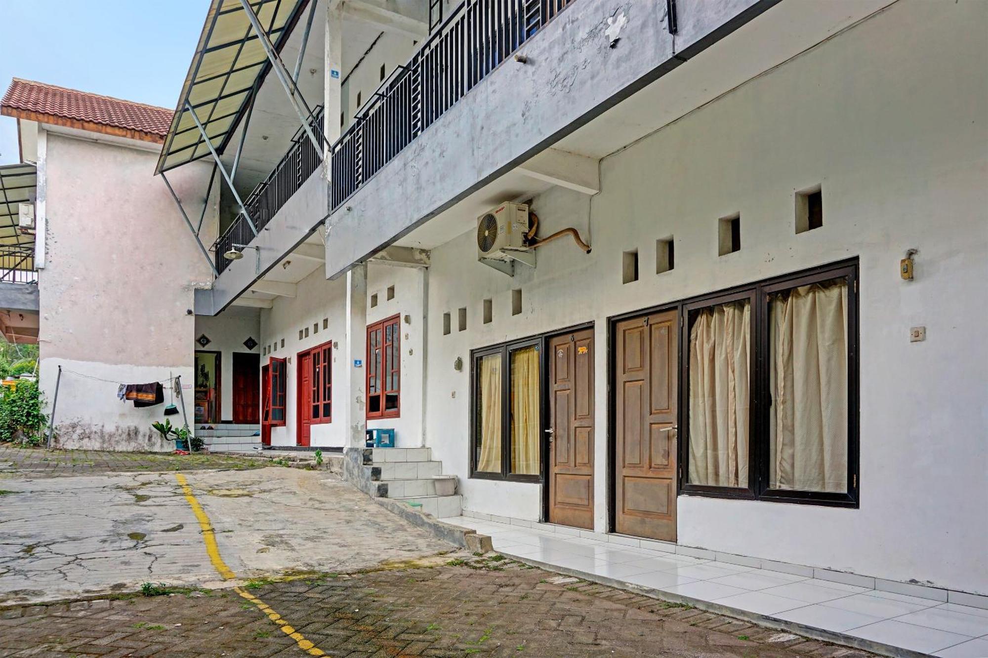 Oyo Life 91896 Kost Bu Dewi Syariah Hotel ปาซูรูอัน ภายนอก รูปภาพ