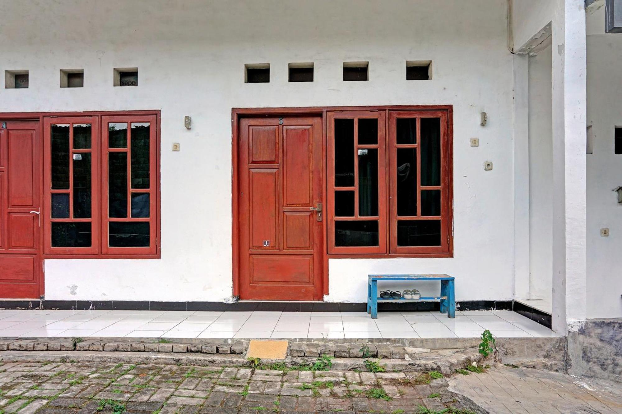 Oyo Life 91896 Kost Bu Dewi Syariah Hotel ปาซูรูอัน ภายนอก รูปภาพ