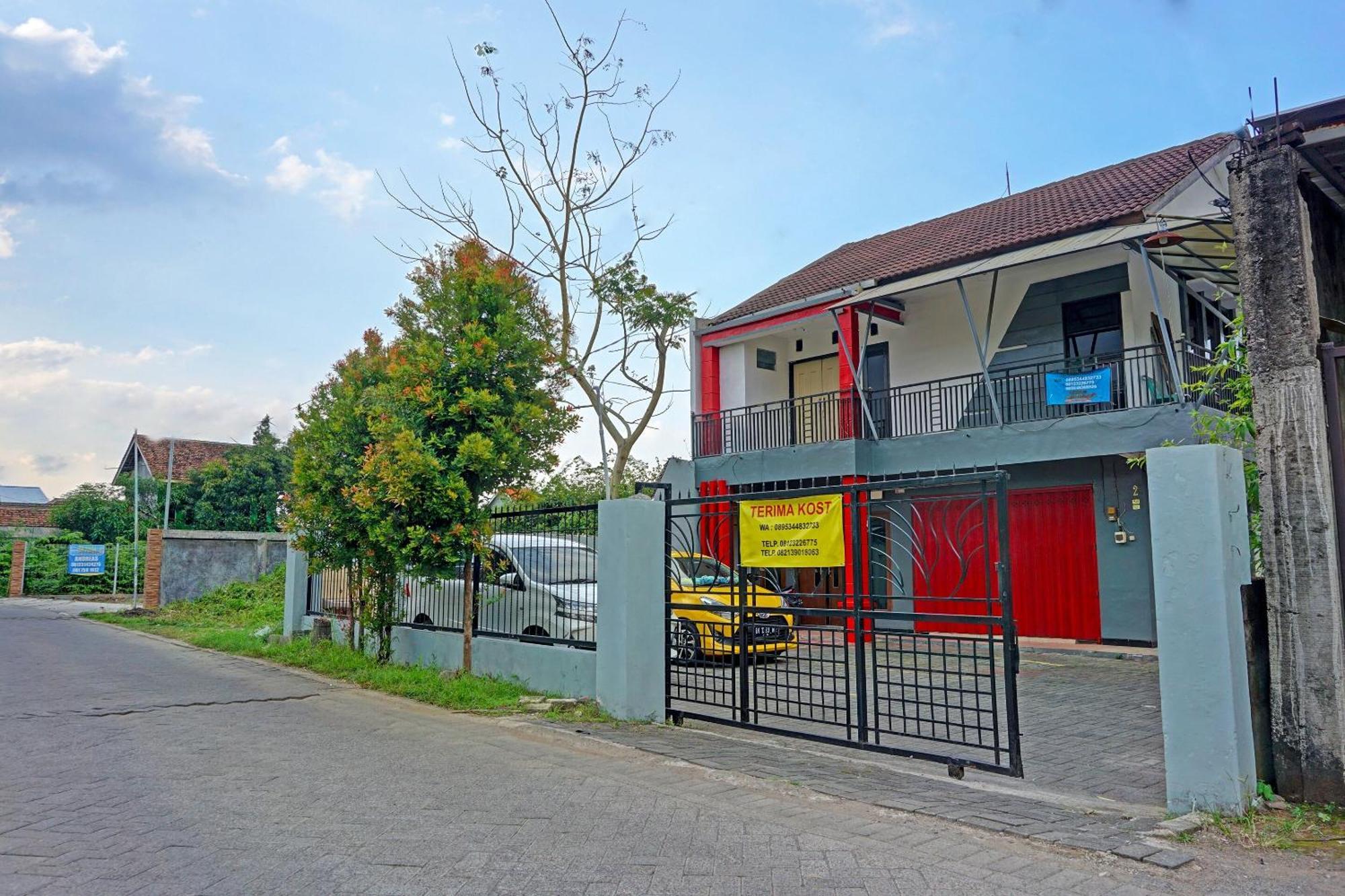 Oyo Life 91896 Kost Bu Dewi Syariah Hotel ปาซูรูอัน ภายนอก รูปภาพ