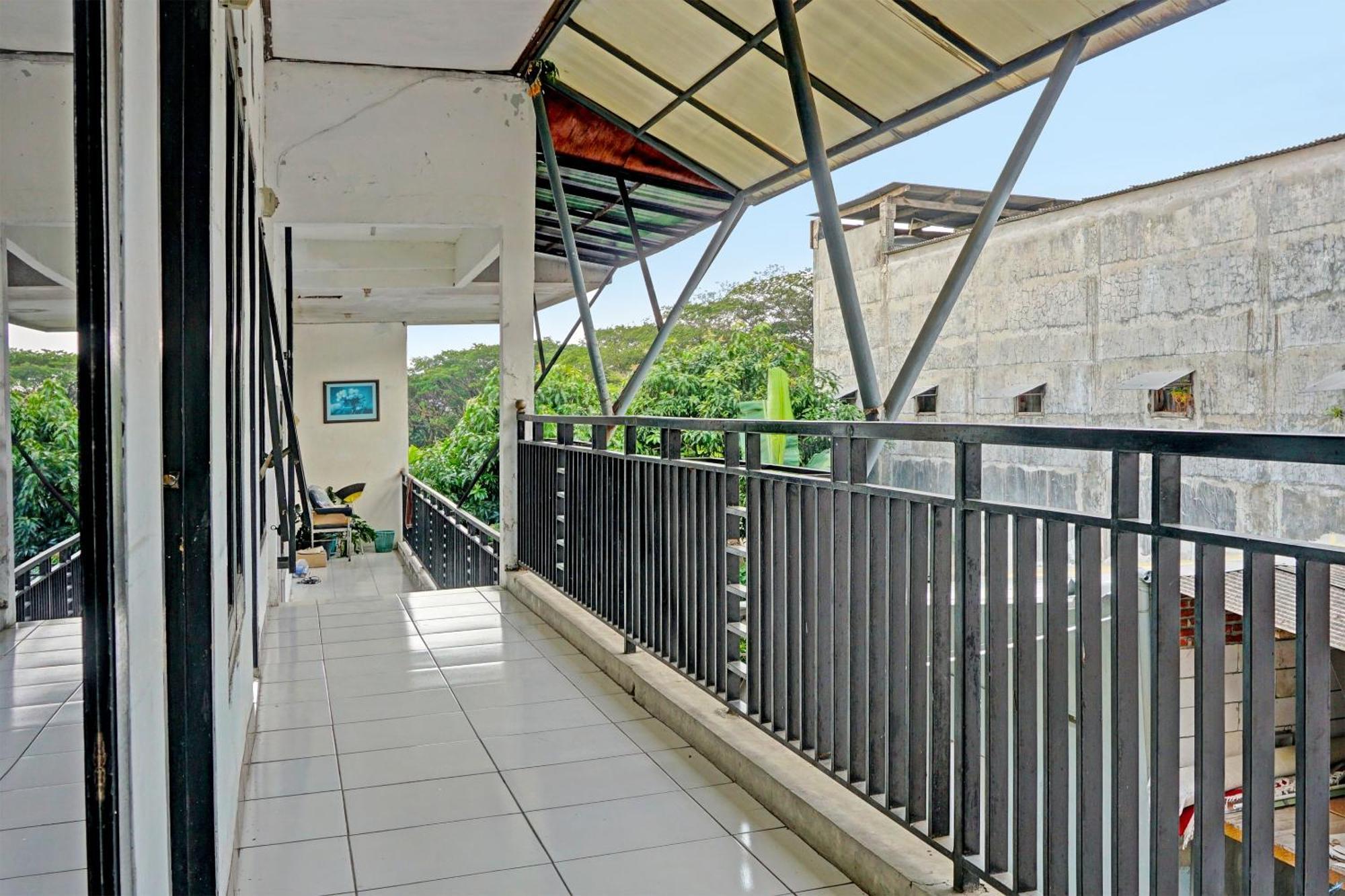 Oyo Life 91896 Kost Bu Dewi Syariah Hotel ปาซูรูอัน ภายนอก รูปภาพ