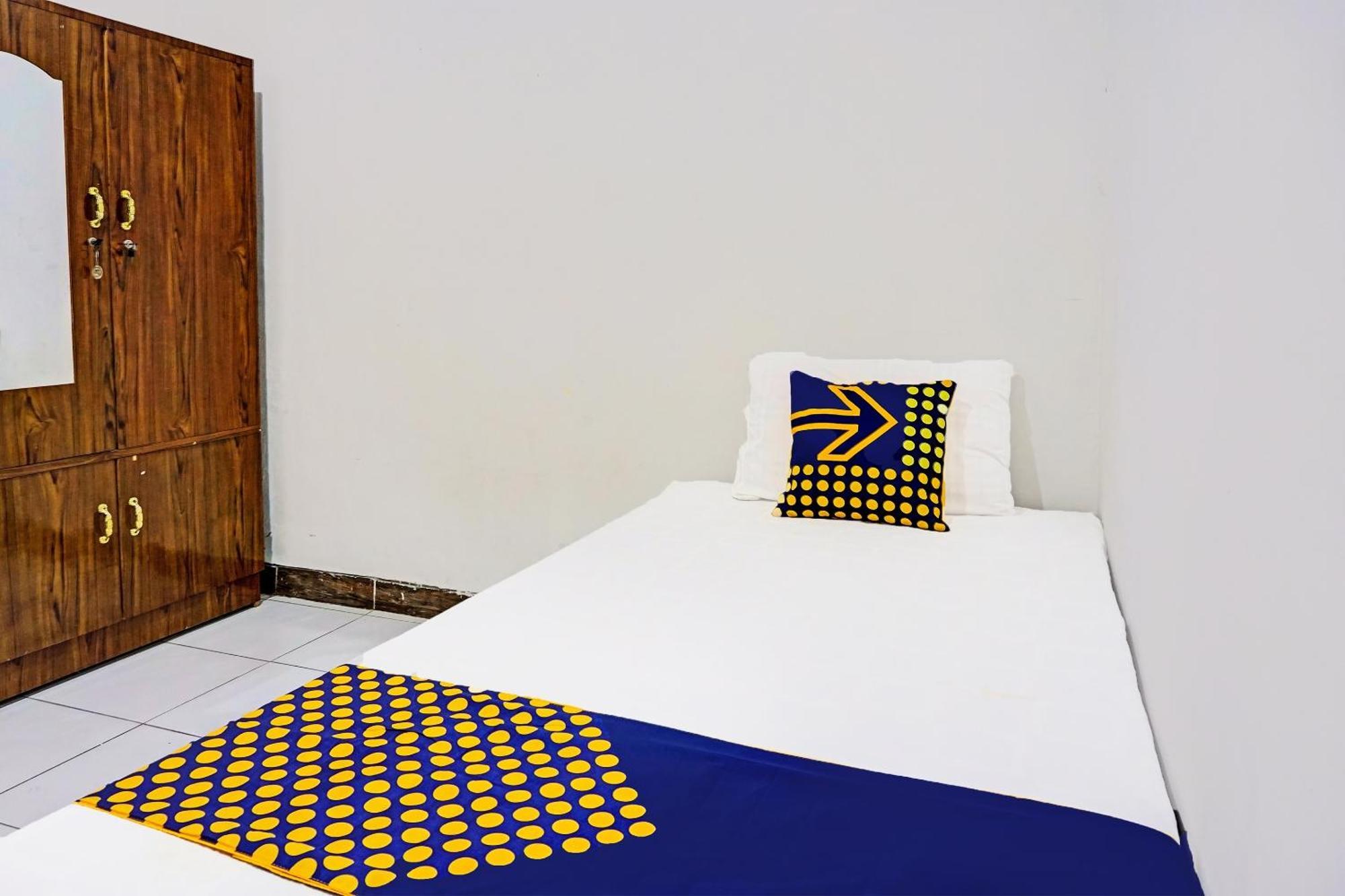 Oyo Life 91896 Kost Bu Dewi Syariah Hotel ปาซูรูอัน ภายนอก รูปภาพ