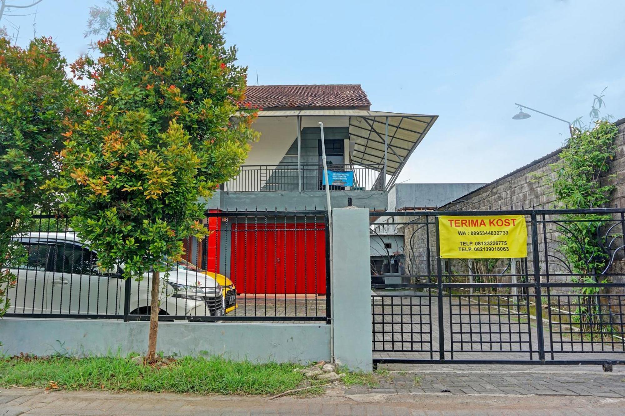 Oyo Life 91896 Kost Bu Dewi Syariah Hotel ปาซูรูอัน ภายนอก รูปภาพ